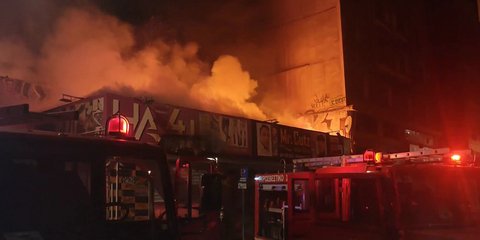 Υπό μερικό έλεγχο η φωτιά σε εμπορικό κτήριο στο κέντρο της Αθήνας