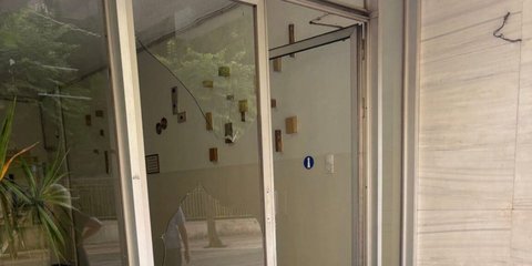 Η είσοδος της πολυκατοικίας μετά την επίθεση
