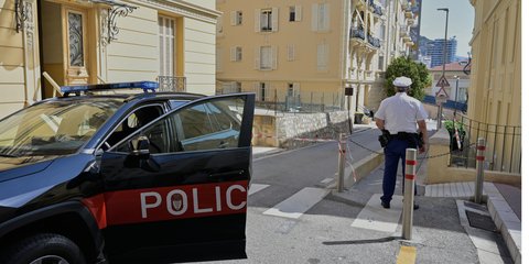 Αστυνομικός φρουρεί δρόμο στο Μονακό μετά την έκρηξη σε πολυκατοικία