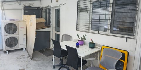 Ο εξωτερικός χώρος του φαρμακείου στο Χαλάνδρι