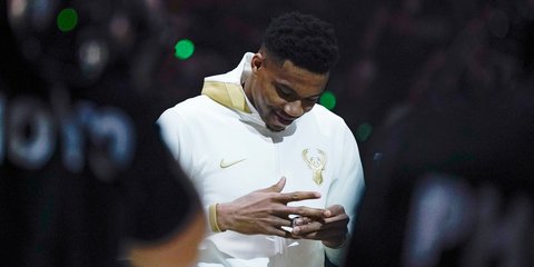Ο Γιάννης φορά του δαχτυλίδι του NBA το 2021