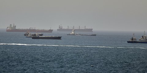 Δεξαμενόπλοια και φορτηγά πλοία στον Κόλπο του Ομάν
