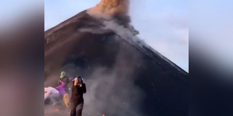 Τρόμος στη Γουατεμάλα: Πεζοπόροι έτρεχαν να σωθούν ενώ πετρώματα καυτής λάβας έπεφταν όταν εξερράγη το ηφαίστειο Fuego