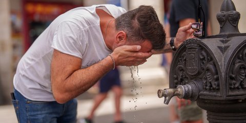 Άνδρας προσπαθεί να δροσιστεί από τη ζέστη στη Μαδρίτη, πρωτεύουσα της Ισπανίας