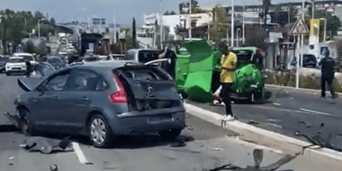 Εικόνες καταστροφής στην πόλη Αντίμπ από το πέρασμα της νταλίκας 