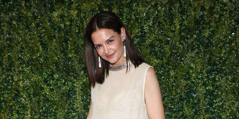 Η αβίαστα κομψή εμφάνιση της Κέιτι Χολμς με Chanel σύνολο -Πώς συνδύασε φίνο τοπ με παντελόνι