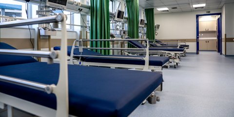 Κρεβάτια σε δημόσιο νοσοκομείο