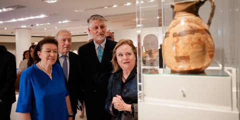 Λίνα Μενδώνη και Αλεσάντρο Τζούλι (δεξιά) κατά την επίσκεψή τους στο Μουσείο της Ακρόπολης