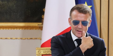 O Εμανουέλ Μακρόν με γυαλιά ηλίου
