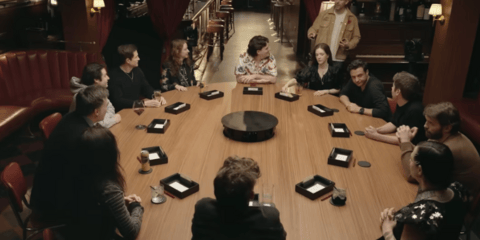 Η νέα διαδικτυακή σειρά «Mafia the Game» συγκεντρώνει τα πιο γνωστά ονόματα της αμερικανικής τεχνολογικής βιομηχανίας γύρω από ένα μεγάλο κυκλικό τραπέζι / YOUTUBE