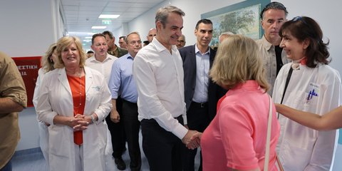 Επίσκεψη Μητσοτάκη στο Κέντρο Υγείας Βάρης: Αγωνιζόμαστε για να αναβαθμίζουμε συνέχεια το ΕΣΥ
