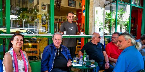 Το καφενείο η Μουριά στη συμβολή των οδών Χ. Τρικούπη και Καλλιδρομίου 