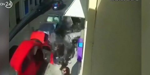 «Βγήκα να πάρω το παιδί και είδα το αυτοκίνητο», λέει η μητέρα που έσωσε σε δευτερόλεπτα το παιδί της στη Ναύπακτο -Σοκάρει το βίντεο