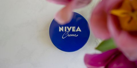 Η κλασική Nivea στο μπλε κουτί δεν κάνει αυτό που πιστεύουν οι περισσότεροι μετά τον ήλιο, λέει φαρμακοποιός