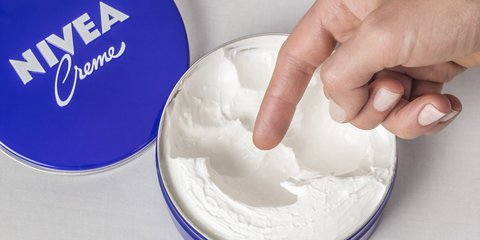 Η αλήθεια για τη Nivea στο μπλε κουτί: Πότε είναι πραγματικά χρήσιμη για την επιδερμίδα, σύμφωνα με δερματολόγο