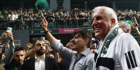 Ο Δημήτρης Γιαννακόπουλος και ο Ζέλικο Ομπράντοβιτς αποθεώνονται από τον κόσμο του Παναθηναϊκού στο «T-Center Athens»