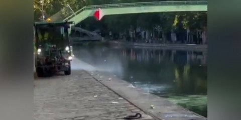 Σκουπιδιάρικο στο Παρίσι ρίχνει τα απόβλητα μέσα στο κανάλι όπου κάνουν μπάνιο οι πολίτες