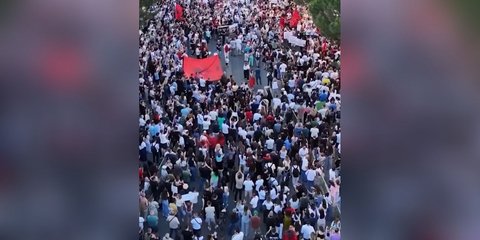 Αλβανία: Μαζικές κινητοποιήσεις κατά του τουριστικού θερέτρου στο Ζβέρνετς -«Η χώρα δεν είναι προς πώληση»