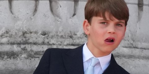 Ο πρίγκιπας Λούις κοιτάζει γεμάτος περιέργεια
