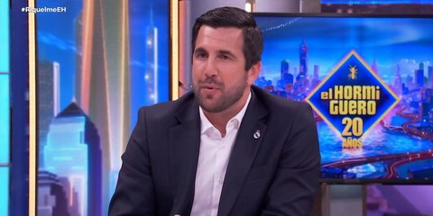 Ο Ρικέλμε σε τηλεοπτικό πλατό