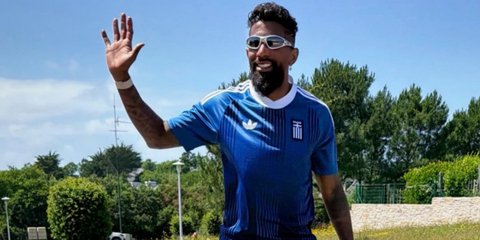Ο Ρόντινεϊ με την καινούρια φανέλα της Εθνικής Ελλάδας