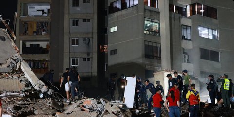 Διασώστες και πολίτες στα χαλάσματα μετά τους καταστροφικούς σεισμούς στη Βενεζουέλα