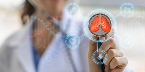 Γιατρός με ακουστικό και σήμα πνεύμονα