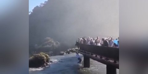 Τουρίστας ρίσκαρε τη ζωή του για ένα κινητό -Πήδηξε σε ορμητικά νερά δίπλα σε καταρράκτη 80 μέτρων [βίντεο]