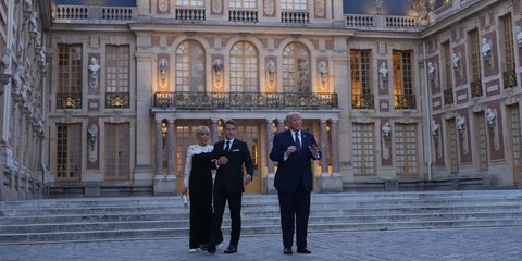 Ντόναλντ Τραμπ και Εμανουέλ Μακρόν στο Παλάτι των Βερσαλλιών