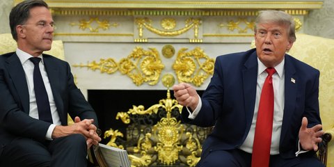 Ο Αμερικανός πρόεδρος Ντόναλντ Τραμπ με τον γ.γ. του NATO Μαρκ Ρούτε