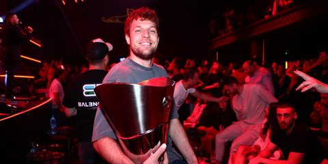 Ο Σάσα Βεζένκοφ με την κούπα της Euroleague