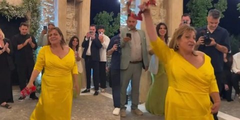Η Βίκυ Σταυροπούλου χορεύει στον γάμο της κόρης της, Δανάης Μπάρκα