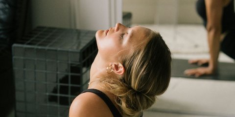 Μια δασκάλα γιόγκα λέει ότι αυτή η στάση ενδυναμώνει τον κορμό, τεντώνει την πλάτη και βελτιώνει την κινητικότητα των αστραγάλων