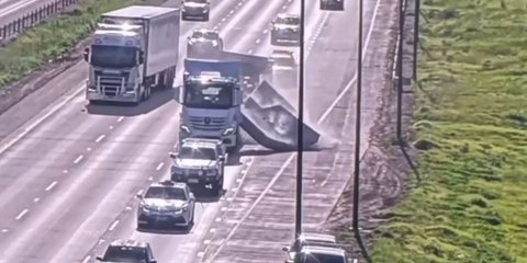 Αυστραλία: Δύο πεζοί γλίτωσαν από θαύμα όταν φορτηγό έχασε δύο τσιμεντένιες πλάκες 15 τόνων στον αυτοκινητόδρομο