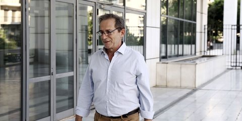 Ο Δημήτρης Λιγνάδης έξω από το Εφετείο 
