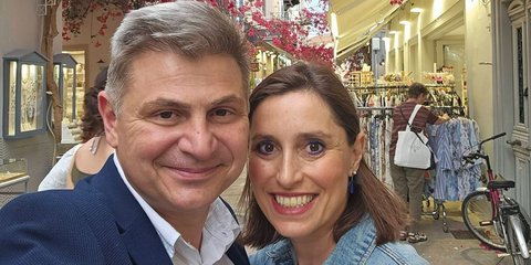Ο Νικόλας Φαραντούρης με τη σύζυγό του Θεοδώρα Αϊβάζογλου