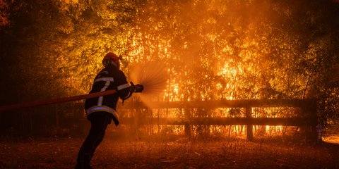 Πυροσβέστης σε επιχείρηση κατάσβεσης φωτιάς στη Ζιρόντ της Γαλλίας