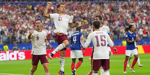 Οι Ισπανοί πανηγυρίζουν το 0-1 με τον Ογιαρθάμπαλ