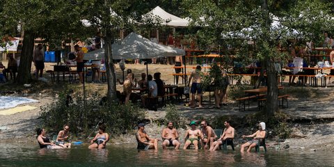 Μια θέση στη δροσιά: Με καρέκλες στα νερά του ποταμού Άντα, κοντά στο Μιλάνο