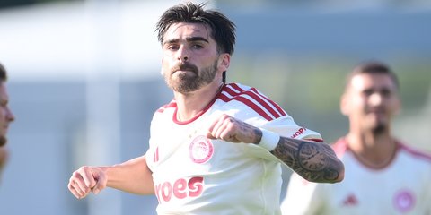 Ο Ζότα Σίλβα πανηγυρίζει γκολ στο ντεμπούτο του με τον Ολυμπιακό