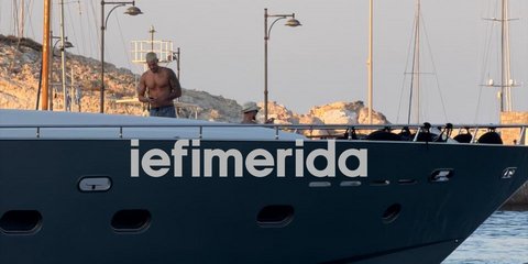 Ο Χουάντσο Ερναγκόμεθ με τον αδελφό του Γουίλι στην Κίμωλο