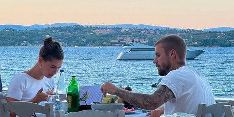 Στις Σπέτσες ο Τζάστιν Μπίμπερ με τη Χέιλι, γεύμα με θέα τη θάλασσα