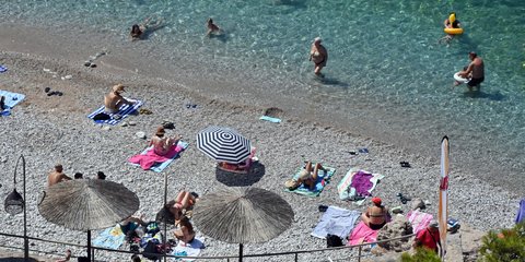 Σε κλοιό καύσωνα η χώρα