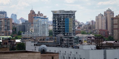 Περιοχή του Κιέβου με ψηλά κτίρια, ορισμένα με φθορές από ρωσικά πλήγματα