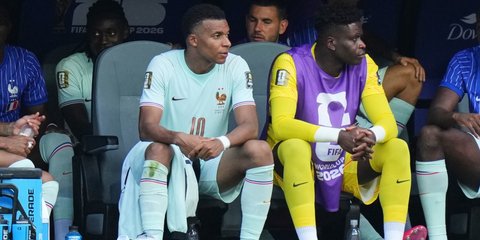 Ο Κίλιαν Εμπαπέ κάθεται στον πάγκο με πάγο στον αστράγαλο