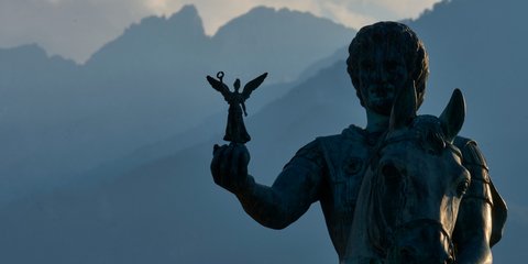 Το άγαλμα του Μεγάλου Αλεξάνδρου στο Λιτόχωρο, με φόντο τις υψηλότερες κορυφές του Ολύμπου, Μύτικα και Στεφάνι / Φωτογραφία: ΑΡ
