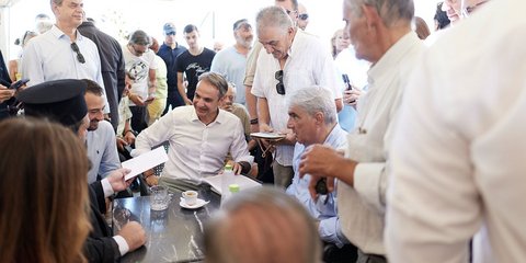 Ο Κυριάκος Μητσοτάκης με πολίτες στη Β. Εύβοια