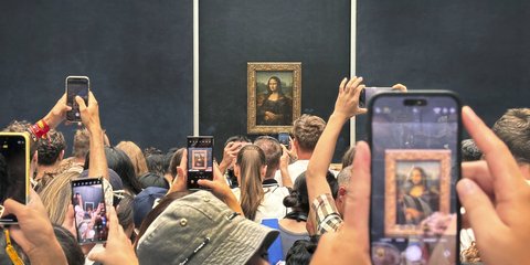 Τουρίστες σπρώχνονται μεταξύ τους για να δουν και να φωτογραφίσουν τον πίνακα της Μόνα Λίζα του Λεονάρντο ντα Βίντσι στο Μουσείο του Λούβρου