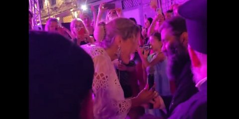 Νατάσσα Μποφίλιου και ιερέας