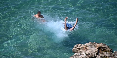 Βουτιά στη... δροσιά την Κυριακή 19/7 στο Ναύπλιο / Φωτογραφία: Eurokinissi